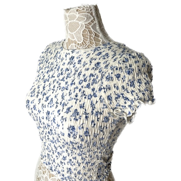 GORGEOUS Hollister blue and white floral top! C9 - Picture 2 of 7